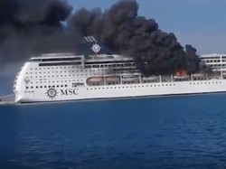 Kapal Pesiar Mewah Terbakar Saat Berlabuh di Yunani