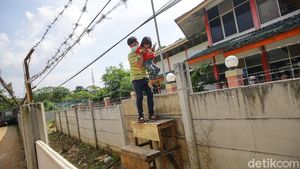 Keluarga Ini Terpaksa Panjat Tembok 2 Meter Imbas Sengketa Lahan
