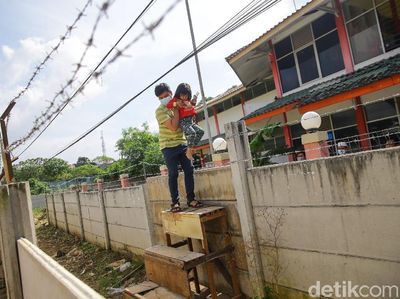 Keluarga Ini Terpaksa Panjat Tembok 2 Meter Imbas Sengketa Lahan