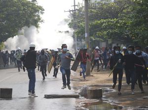 Demonstran di Myanmar Tak Gentar Walau Korban Jiwa Terus Berjatuhan Demonstran di Myanmar Tak Gentar Walau Korban Jiwa Terus Berjatuhan