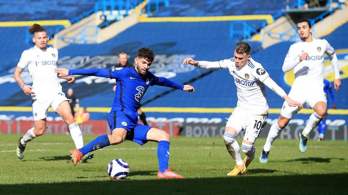 LEEDS, ENGLAND - MARCH 13: Christian Pulisic of Chelsea shoots under pressure from Ezgjan Alioski of Leeds United during the Premier League match between Leeds United and Chelsea at Elland Road on March 13, 2021 in Leeds, England. Sporting stadiums around the UK remain under strict restrictions due to the Coronavirus Pandemic as Government social distancing laws prohibit fans inside venues resulting in games being played behind closed doors. (Photo by Lindsey Parnaby - Pool/Getty Images)
