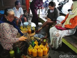 Meneguk Jamu Racikan Mbah Misri yang Legendaris dan Tetap Laris Saat Pandemi