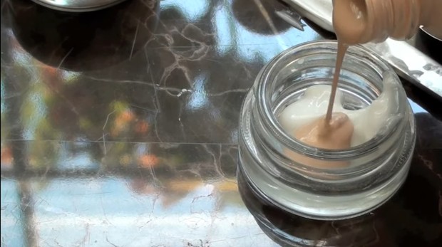 Mixing foundation - moisturizer/youtube.com/CaseyCouture604 Mixing foundation - moisturizer/youtube.com/CaseyCouture604