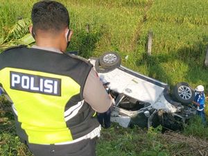 Mobil Hatchback Tabrak SUV di Tol Gempan hingga Terlempar Masuk Sawah, 6 Luka