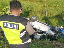 Mobil Hatchback Tabrak SUV di Tol Gempan hingga Terlempar Masuk Sawah, 6 Luka