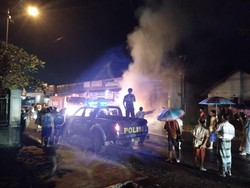 Mobil BMW Tiba-tiba Terbakar di Pinggir Jalan Jember, 5 Penumpang Selamat
