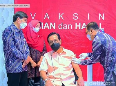 Momen Sultan Yogya Disuntik Vaksin COVID-19