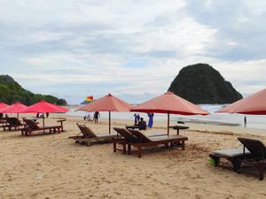 Pantai Pulau Merah Sepi Pengunjung Saat Libur Panjang, Diduga soal Isu Tsunami Pantai Pulau Merah Sepi Pengunjung Saat Libur Panjang, Diduga soal Isu Tsunami