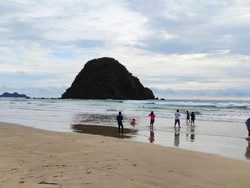 Harga dan Fasilitas Pulau Merah 2024, Panorama Sunset Selatan Banyuwangi