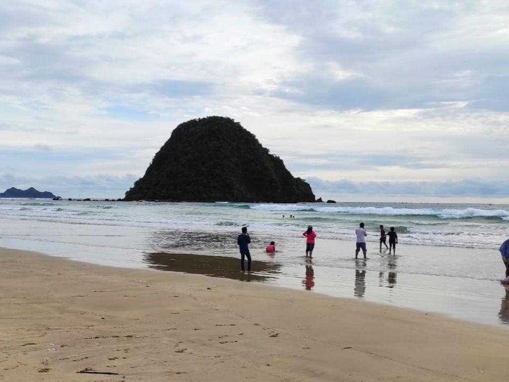 Viral 2 Wisatawan Dikeroyok di Pulau Merah Banyuwangi, HP-Uang Dirampas