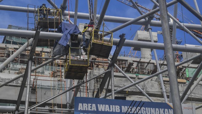 PERAKITAN RANGKA ATAP JAKARTA INTERNATIONAL STADIUM Pekerja menyelesaikan perakitan rangka atap saat pembangunan Jakarta International Stadium (JIS) di Papanggo, Tanjung Priok, Jakarta, Jumat (12/3/2021). Rangka atap tersebut nantinya akan dilengkapi juga dengan fitur