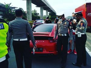 Geger Konvoi Porsche Ugal-ugalan Dikawal Dishub di Tol Jagorawi Geger Konvoi Porsche Ugal-ugalan Dikawal Dishub di Tol Jagorawi