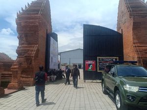 Padepokan PSHT Madiun Dijaga Ketat Saat Acara Lima Tahunan Parapatan Luhur Padepokan PSHT Madiun Dijaga Ketat Saat Acara Lima Tahunan Parapatan Luhur