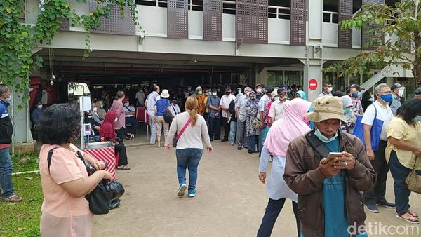 Semrawut Info Sentra Vaksinasi di Istora, Bikin Bingung Lansia Luar DKI