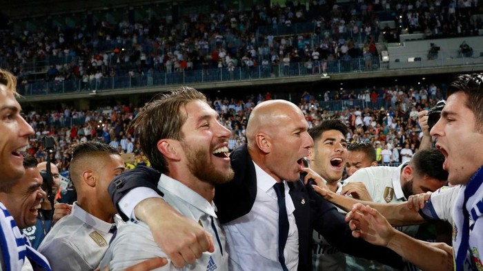 MALAGA, SPAIN - MAY 21:  Zinedine Zidane, Manager of Real Madrid celebrates with Sergio Ramos of Real Madrid after being crowned champions following the La Liga match between Malaga and Real Madrid at La Rosaleda Stadium on May 21, 2017 in Malaga, Spain.  (Photo by Gonzalo Arroyo Moreno/Getty Images)