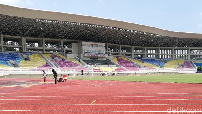 Stadion Manahan bersiap menggelar laga pembuka dan partai-partai Grup A di Piala Menpora 2021. Sejumlah pekerja tengah melakukan perawatan Stadion Manahan, Solo, Jumat (12/3/2021).