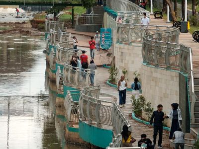 Potret Warga Habiskan Akhir Pekan di Taman Kota 2 BSD