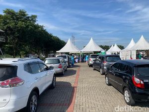 Vaksinasi Drive Thru Lansia di BSD Tangsel, Begini Suasananya