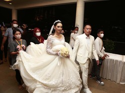 Takluknya Sang Gladiator Vicky Prasetyo di Pelukan Kalina Oktarani