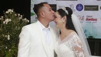 Sah Menikah, Vicky Prasetyo Cium Kening Kalina Oktarani