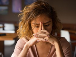 Sering Melanda Perempuan Umur 20-an, Kenali Serba-serbi Quarter-Life Crisis