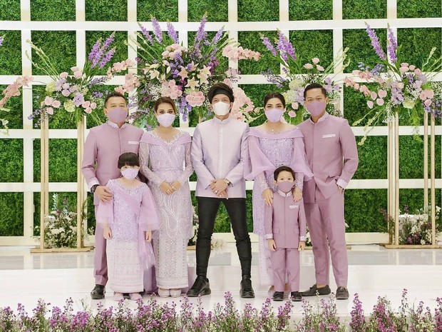 Aurel Hermansyah bersama keluarga tengah berfoto di depan backdrop/instagram.com/theleonardi