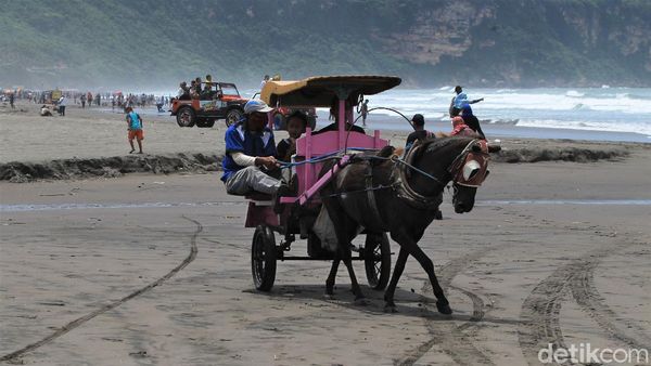 Begini Suasana di Pantai Parangtritis Saat Libur Hari Raya Nyepi