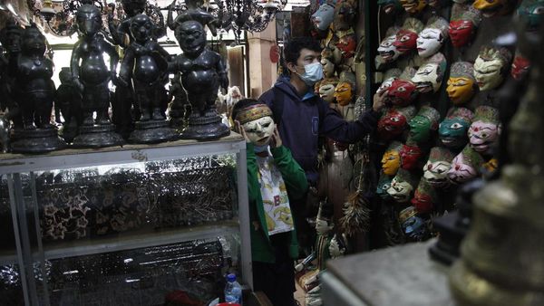 Berburu Barang Antik di Pasar Triwindu Solo