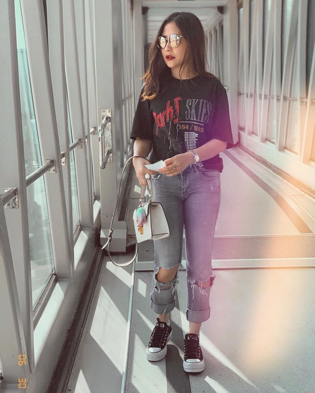 Boyfriend Jeans/instagram.com/prillylatuconsina96 Potongan lurus boyfriend jeans bisa menghilangkan kesan berlebihan pada betis yang besar.