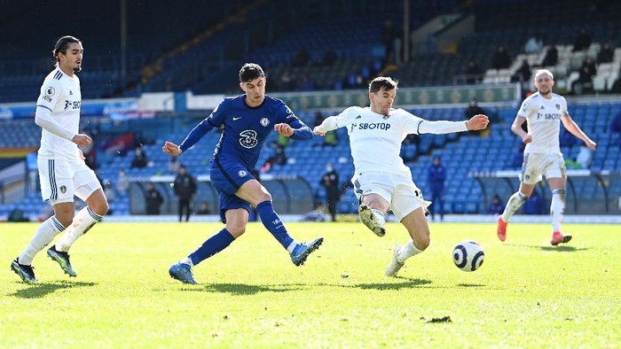 LEEDS, ENGLAND - MARCH 13: Kai Havertz of Chelsea shoots during the Premier League match between Leeds United and Chelsea at Elland Road on March 13, 2021 in Leeds, England. Sporting stadiums around the UK remain under strict restrictions due to the Coronavirus Pandemic as Government social distancing laws prohibit fans inside venues resulting in games being played behind closed doors. (Photo by Laurence Griffiths/Getty Images)