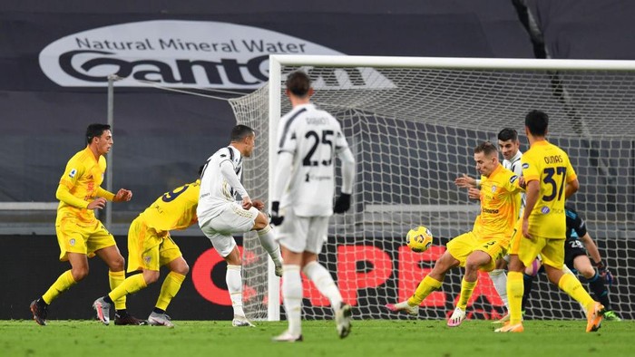 TURIN, ITALY - NOVEMBER 21: Cristiano Ronaldo of Juventus scores his teams first goal during the Serie A match between Juventus and Cagliari Calcio at Allianz Stadium on November 21, 2020 in Turin, Italy. Football Stadiums around Europe remain empty due to the Coronavirus Pandemic as Government social distancing laws prohibit fans inside venues resulting in fixtures being played behind closed doors. (Photo by Valerio Pennicino/Getty Images)