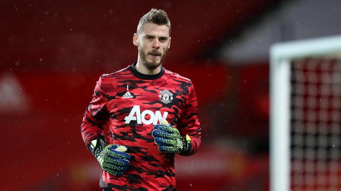 MANCHESTER, ENGLAND - FEBRUARY 06: David De Gea of Manchester United warms up prior to the Premier League match between Manchester United and Everton at Old Trafford on February 06, 2021 in Manchester, England. Sporting stadiums around the UK remain under strict restrictions due to the Coronavirus Pandemic as Government social distancing laws prohibit fans inside venues resulting in games being played behind closed doors. (Photo by Alex Pantling/Getty Images)