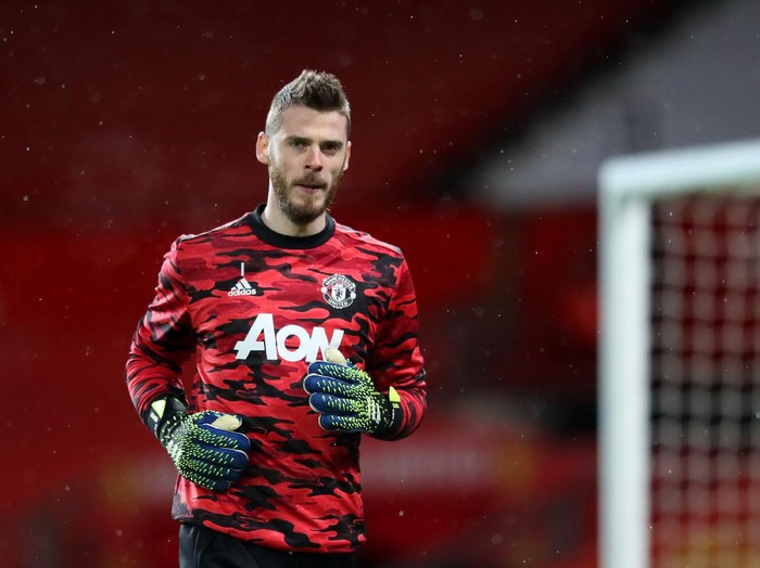 MANCHESTER, ENGLAND - FEBRUARY 06: David De Gea of Manchester United warms up prior to the Premier League match between Manchester United and Everton at Old Trafford on February 06, 2021 in Manchester, England. Sporting stadiums around the UK remain under strict restrictions due to the Coronavirus Pandemic as Government social distancing laws prohibit fans inside venues resulting in games being played behind closed doors. (Photo by Alex Pantling/Getty Images)