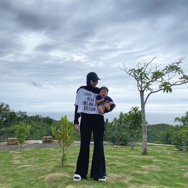 Flare Pants/instagram.com/zaskiadyamecca Celana yang berbentuk seperti terompet ini memiliki ruang lebar pada bagian betis sehingga mampu menyamarkan bentuk aslinya.