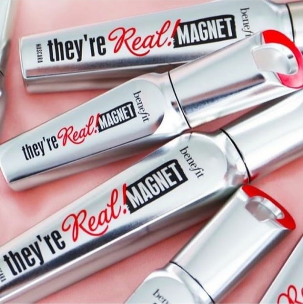 Gunakan Teknoloagi magnetic. Benefit They’re Real Magnet Mascara Beri Hasil Lentik Natural/instagram.com/benefitindonesia