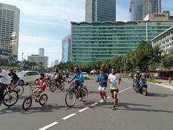 Pesepeda Dominasi Kawasan Bundaran HI di Minggu Pagi