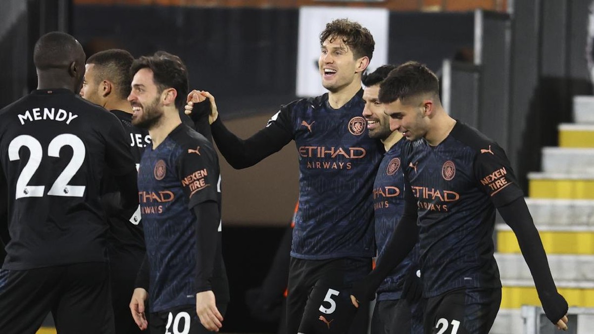 John Stones (dua dari kanan) usai membobol gawang Fulham. Manchester City menang 3-0 atas Fulham di pekan ke-30 Liga Inggris. (Foto: Catherine Ivill/Pool via AP)