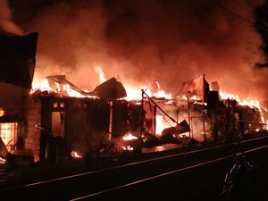 Kebakaran Rumah Semi Permanen di Cideng Jakpus, 16 Mobil Damkar Dikerahkan