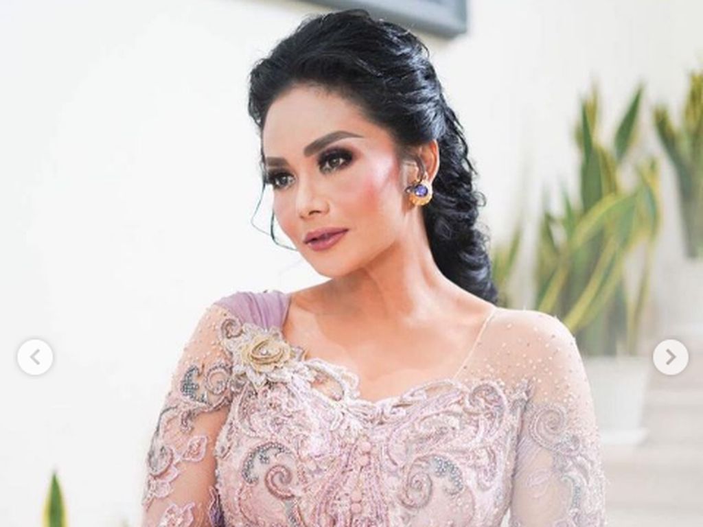 Anne Avantie Ungkap Kisah Haru di Balik Kebaya Kilat KD untuk Lamaran Aurel