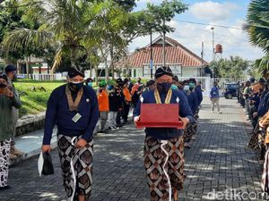 Peringati 32 Tahun Sultan HB X Bertahta, Keraton Yogya Gelar Labuhan Merapi