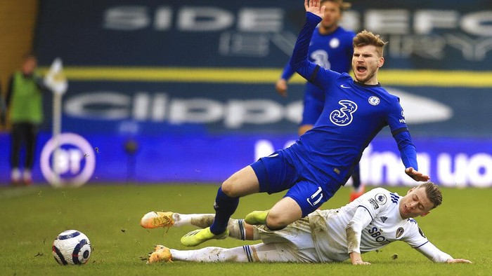 Chelseas Timo Werner, left, is tackled by Leeds Uniteds Ezgjan Alioski during the English Premier League soccer match between Leeds United and Chelsea at Elland Road stadium, in Leeds, England, Saturday, March 13, 2021. (Lindsey Parnaby/Pool via AP)