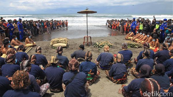 Melihat Lebih Dekat Prosesi Labuhan di Pantai Parangkusumo
