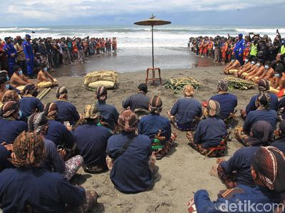 Melihat Lebih Dekat Prosesi Labuhan di Pantai Parangkusumo