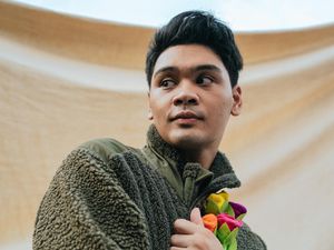 Mikha Angelo di Antara The Overtunes dan Karier Solo Mikha Angelo di Antara The Overtunes dan Karier Solo
