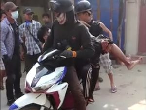 Momen Korban Luka Tembak di Myanmar Diangkut Pakai Motor