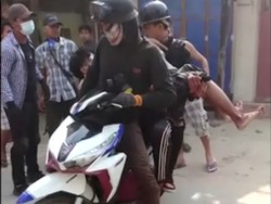 Momen Korban Luka Tembak di Myanmar Diangkut Pakai Motor
