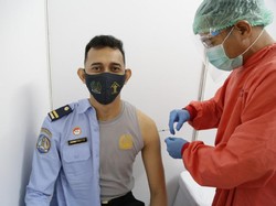Risiko Terpapar COVID-19 Tinggi, 914 Petugas Imigrasi di DKI Divaksinasi