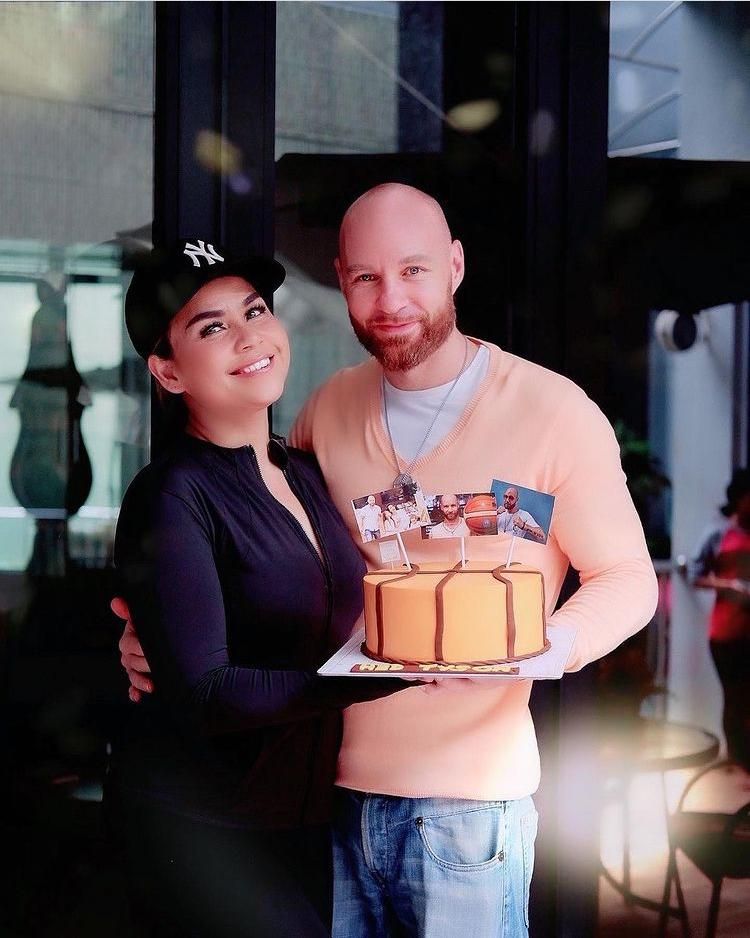 Berikut adalah potret harmonisnya keluarga Melaney Ricardo dan Tyson yang sedang diisukan retak.