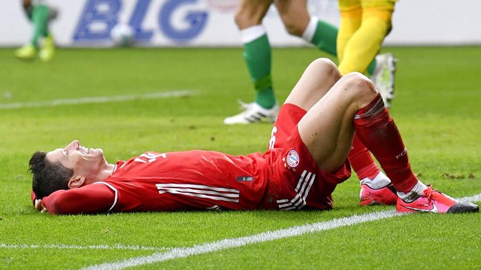 Bayerns Robert Lewandowski reacts after failing to score during the German Bundesliga soccer match between Werder Bremen and Bayern Munich in Bremen, Germany, Saturday, March 13, 2021. (AP Photo/Martin Meissner, Pool)