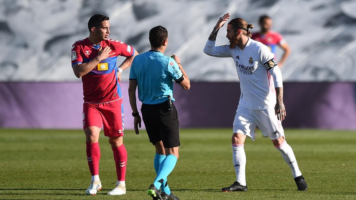 Sergio Ramos protes ke wasit di laga Real Madrid vs Elche. (Foto: Getty Images/Denis Doyle)
